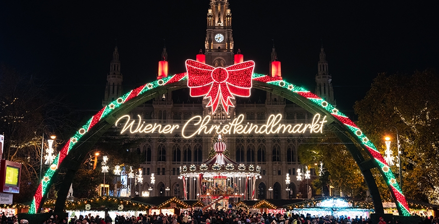 Punschhaeferl_Karussell_Wiener-Christkindlmarkt.jpg